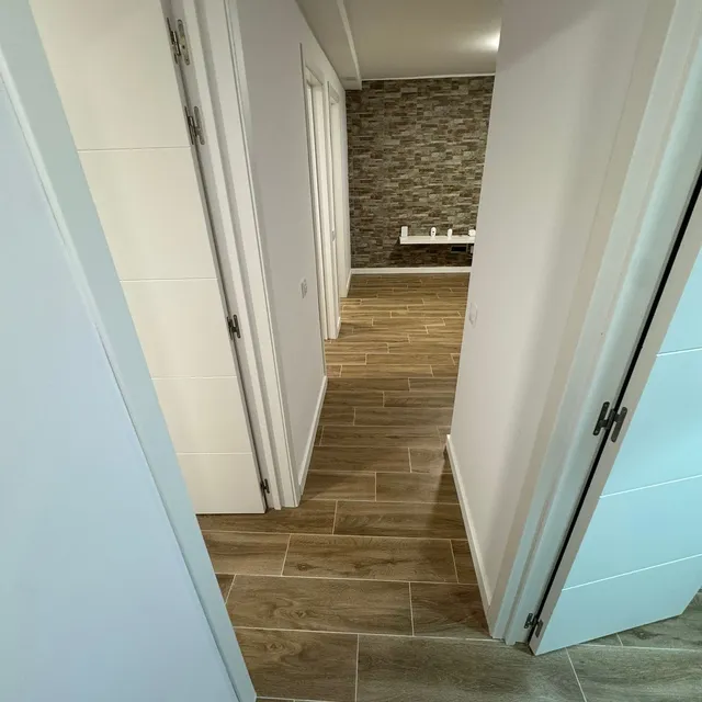 Transformamos este piso de arriba a abajo ✨  Así estaba… y así ha quedado 💪  #ReformaInteg